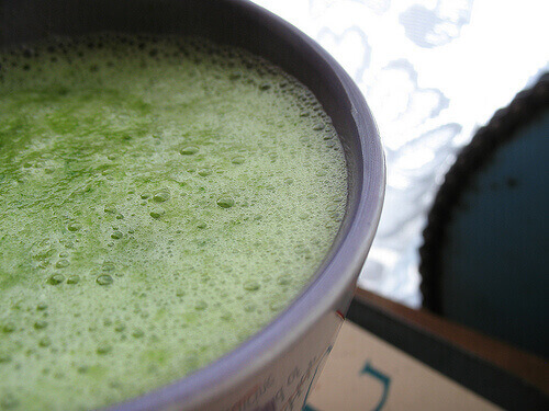 glas met een groene smoothie