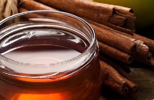 Kaneel en honing bij het tegengaan van artritispijn
