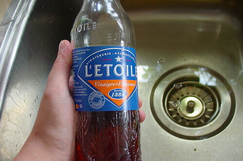 Gebruik azijn om geurtjes uit de gootsteen te verwijderen