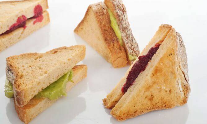 Broodje met rode biet en avocado