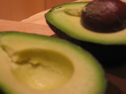 Hoe de avocadopit op te eten