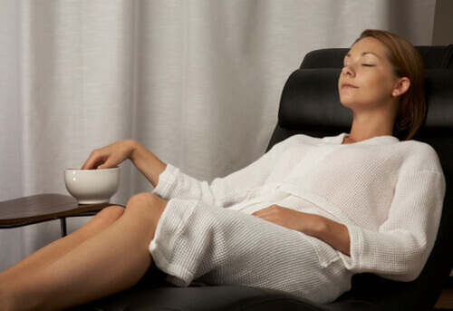 Vrouw krijgt manicure aan haar hand