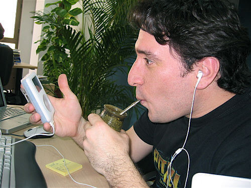 Man drinkt mate