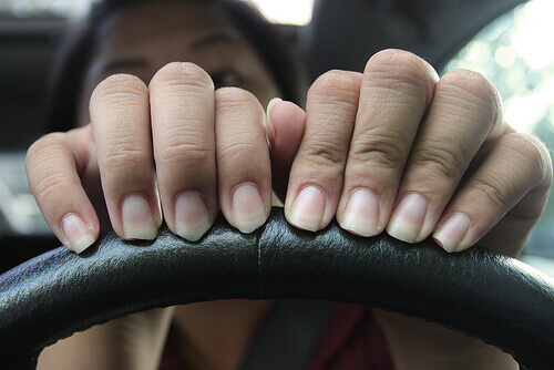 Vrouw met schilferende nagels