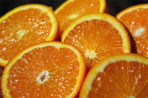 De grote hoeveelheid flavanoїden die sinaasappelsap bevat verminderen het aantal vrije radicalen in het lichaam en helpen het cholesterolgehalte te reguleren.