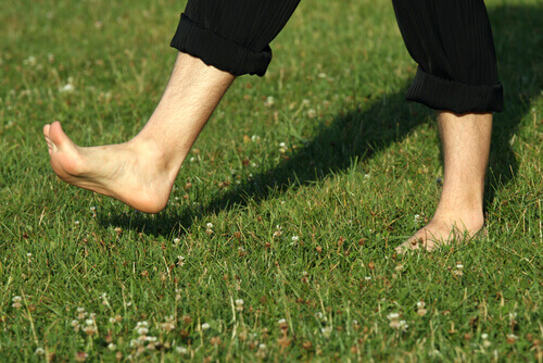 De voordelen van op blote voeten lopen