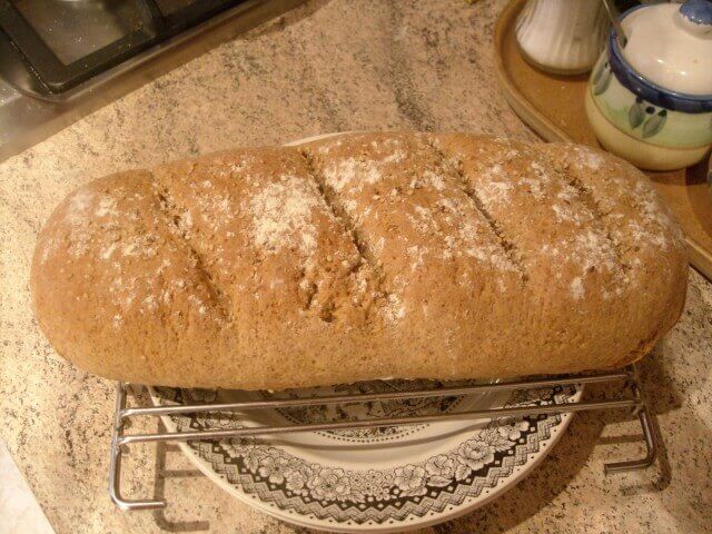 Volkorenbrood op een broodrek