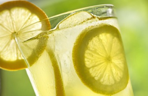 10 voordelen van het drinken van warm citroenwater
