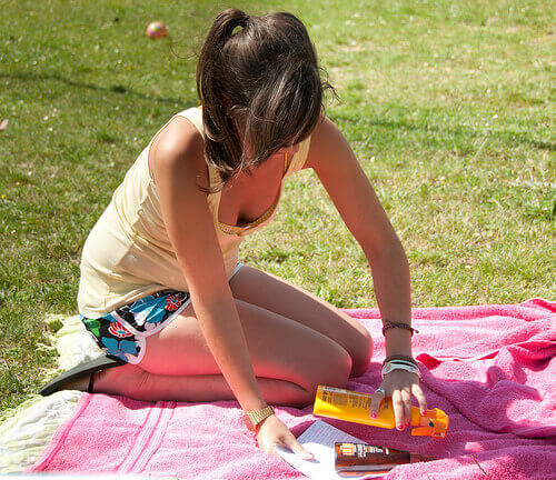 Je spieren trainen met lunges op een mat of handdoek