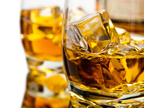 glas alcohol met ijs