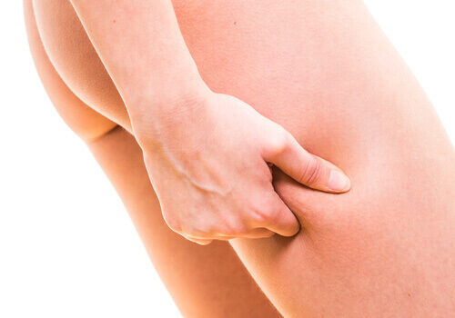 hand drukt huid op been samen