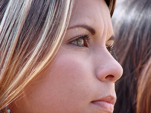 Oorzaken van een verslappende huid en hoe dit te bestrijden met verstevigende gezichtsmaskers