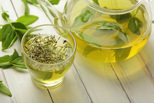 Groene thee is een van de voedselsoorten die kunnen helpen je lever te reinigen