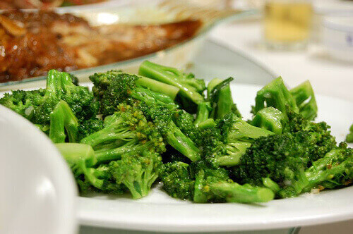 Wit bord met broccoli