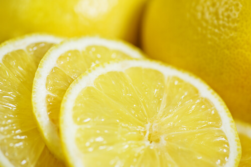 Een platte buik met citroen