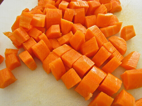 In blokjes gesneden wortels