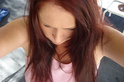 Vrouw met donker, droog haar