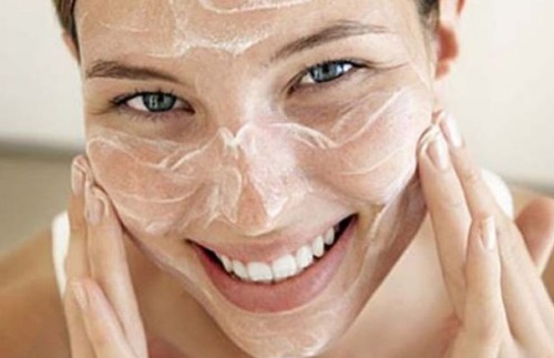 Vrouw met peeling op gezicht