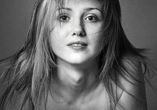 Vrouw met los haar kijkt in de camera