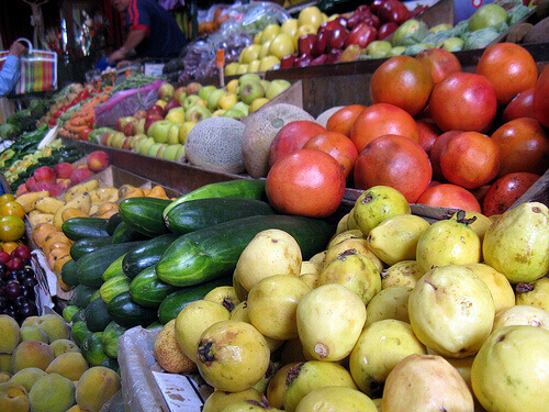 marktkraam met groente