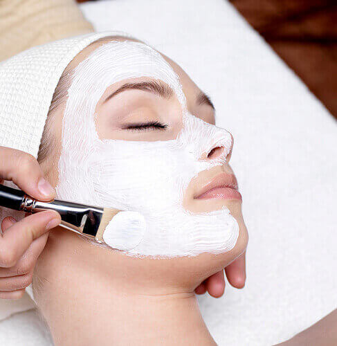 Vrouw krijgt masker op