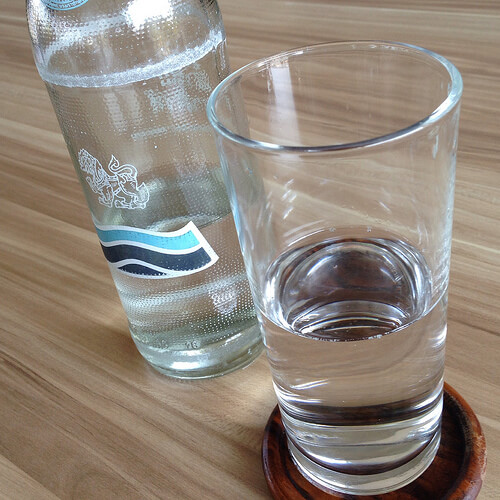 Mineraalwater in een glas