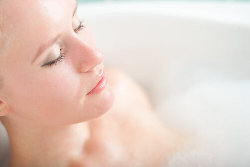 De voordelen van een hete douche of heet bad voor je alvleeslkier