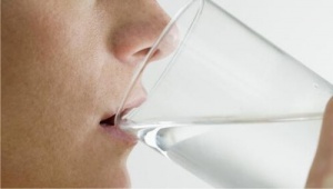 Voordelen van een glas water drinken op een lege maag
