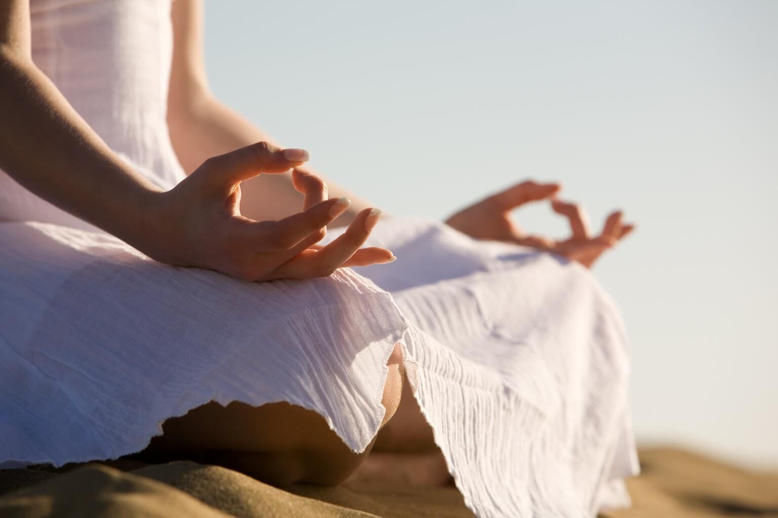 Yoga om je vetrollen te verminderen
