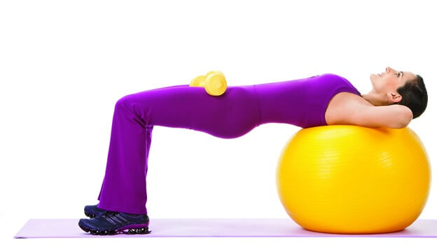 Hamstrings rekken met een fitnessbal