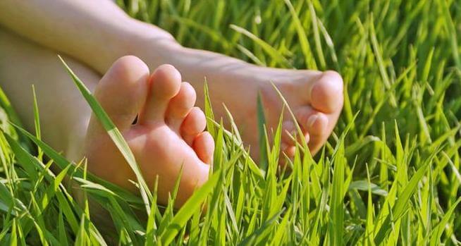 voeten in het gras
