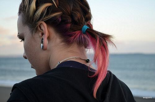 Gevlochten en geverfd haar