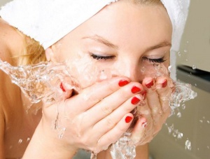 De juiste manier om je gezicht te wassen voordat je naar bed gaat
