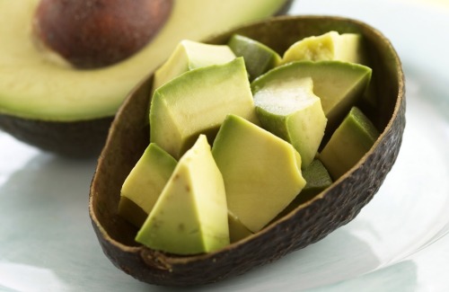 Avocadomasker om beschadigde haren te herstellen