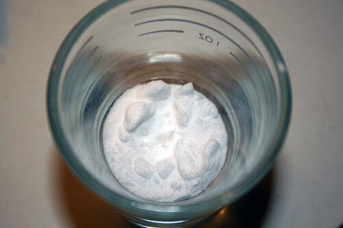 Baking soda in een glas