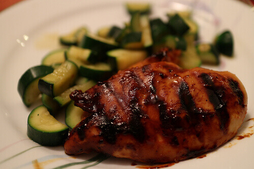 Kippenborst op een bord