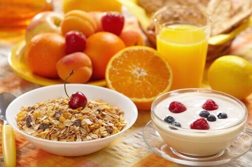 Gezond ontbijt met fruit en yoghurt
