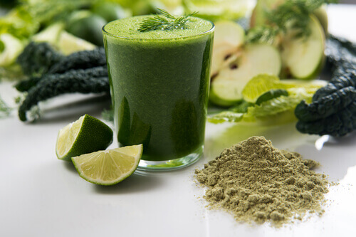 glas met spirulina smoothie