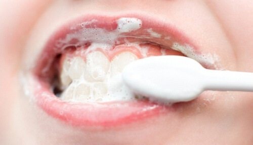 Natuurlijke behandelingen voor witte tanden