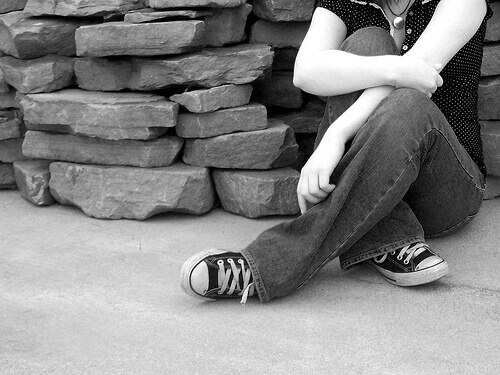 Vrouw zittend op de grond