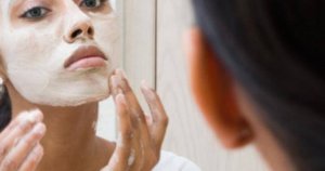 Een huisgemaakte en natuurlijke gezichtsreiniging