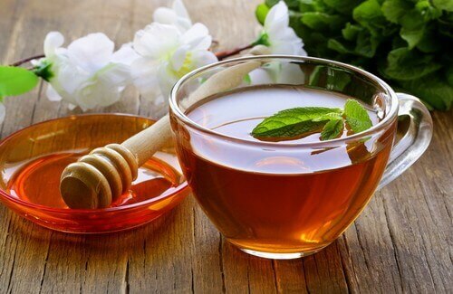 Zuiverende infusie van honing, azijn en thee