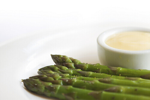 Asperges met een kommetje room
