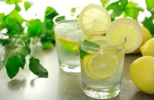 Is het goed om 's ochtends warm citroenwater te drinken?