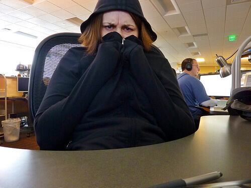 Vrouw gewikkeld in kapuchontrui