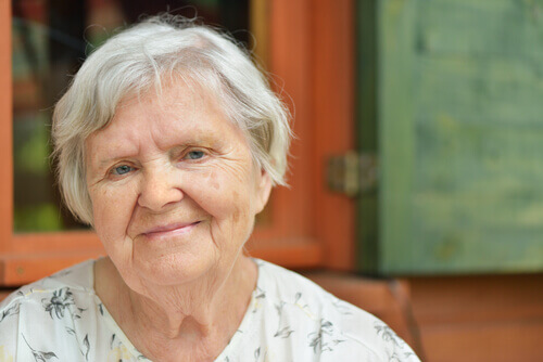 Vrouw met grijze haren