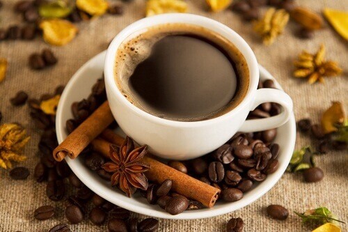 Voordelen van koffie drinken tijdens het ontbijt