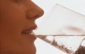 De gevaren van koud water drinken na de maaltijd
