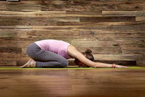 vrouw in yoga pose