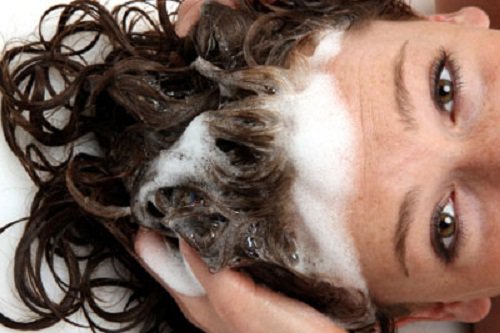 Haar Wassen met Shampoo
